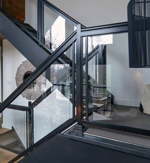 Rampe en verre design à l'intérieur d'une maison
